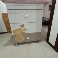 Fasciatoio con vaschetta per bagnetto