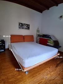 Letto matrimoniale con doghe in legno