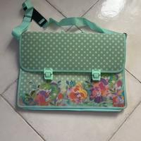 Privato vende due zaini e una cartella per scuola