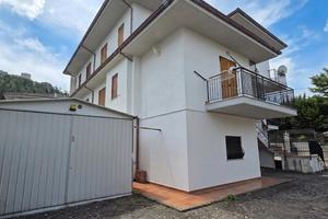 Villa bifamiliare immersa nel verde