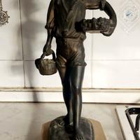 Statua di bronzo il Pescivendolo.