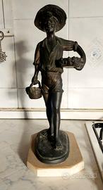 Statua di bronzo il Pescivendolo.