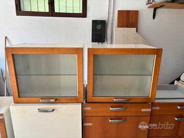 cucina in buono stato con piano top