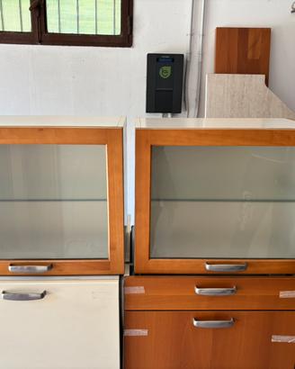 cucina in buono stato con piano top
