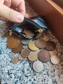 Portamonete con tante monete straniere