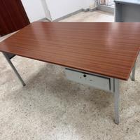 Scrivania ufficio con cassetto-solida e funzionale