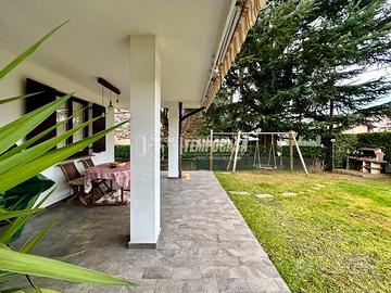 PORZIONE DI VILLA BIFAMILIARE CON GIARDINO