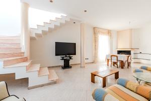 Casa indipendente bilivelli con cortile carrabile
