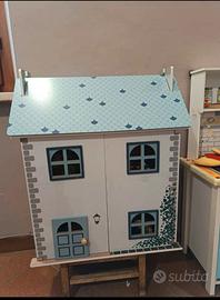 Casa delle bambole con accessori