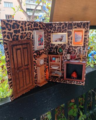 CASA DELLE BAMBOLE IN UN LIBRO-SCATOLA