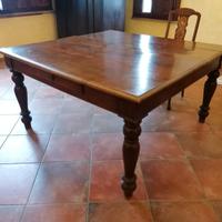 Tavolo in legno massello con cassetto