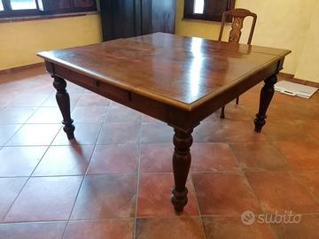 Tavolo in legno massello con cassetto