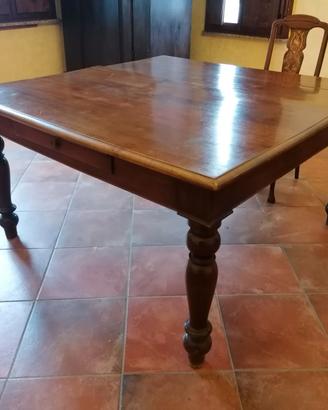 Tavolo in legno massello con cassetto