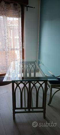 Tavolo in rattan bianco con ripiano in vetro