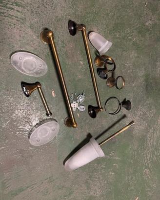 Elegante set bagno in ottone e vetro satinato