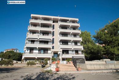 Appartamento con cantina, garage a Piazza del Papa