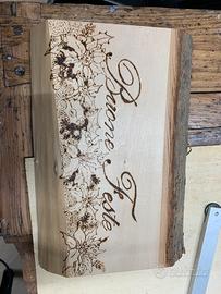 Scritta “Buone Feste” pirografata sul legno