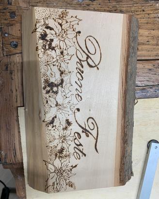 Scritta “Buone Feste” pirografata sul legno