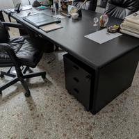 Scrivania con cassettiera e tavolo pc