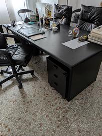 Scrivania con cassettiera e tavolo pc