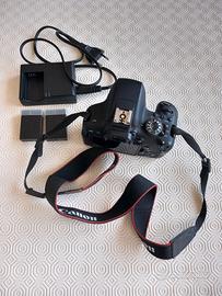 Reflex Canon EOS 750D senza obiettivo