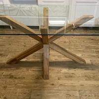 Tavolo con ripiano in vetro e gambe in legno