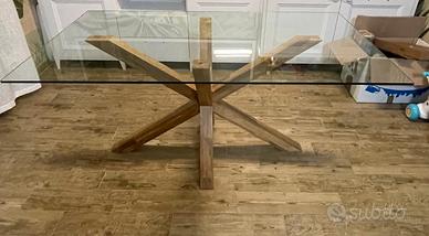 Tavolo con ripiano in vetro e gambe in legno