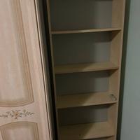 scrivania, letto e libreria 