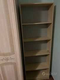 scrivania, letto e libreria 