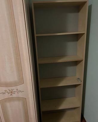 scrivania, letto e libreria 