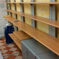 Scaffali in legno con mobiletto e cassettiera