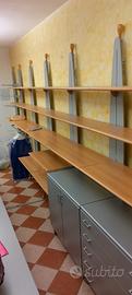 Scaffali in legno con mobiletto e cassettiera