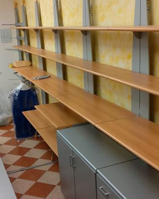 Scaffali in legno con mobiletto e cassettiera