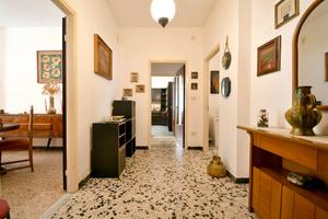 Ampio quadrivano con cortile terrazzato