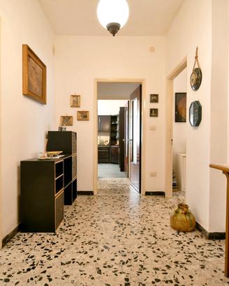 Ampio quadrivano con cortile terrazzato