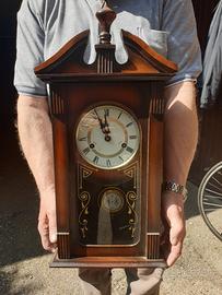 Orologio a pendolo con carica manuale