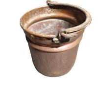 Pentola antica in rame con manico in ferro