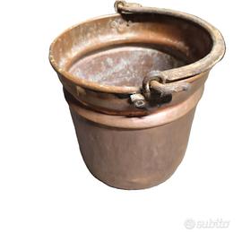 Pentola antica in rame con manico in ferro