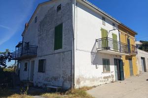 Rustico / Casale di 240 m² con 3 locali e box auto