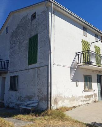 Rustico / Casale di 240 m² con 3 locali e box auto