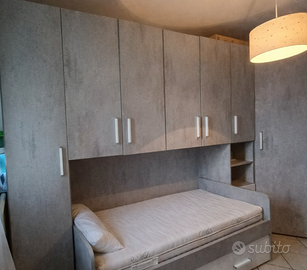 Cameretta a ponte con cabina angolare e libreria