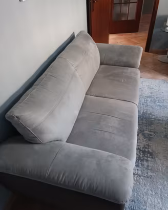 Divano 2 posti , usato poco e niente 
