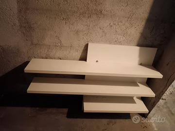 Mensola bianca con ripiani