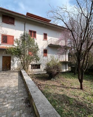 Villa indipendente con terreno ad Avellino