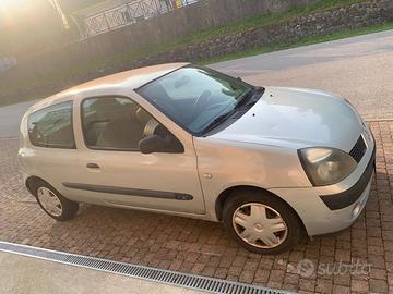 RENAULT Clio - 2002
