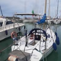 Barca a vela natante, pronta alla boa