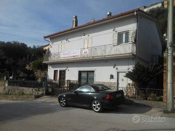 Casa indipendente di 260 m² con più di 5 locali e 
