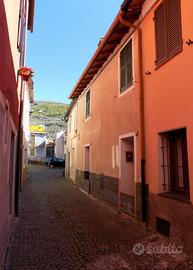 Casa bifamiliare in centro paese con cantine