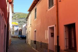 Casa bifamiliare in centro paese con cantine
