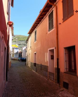 Casa bifamiliare in centro paese con cantine